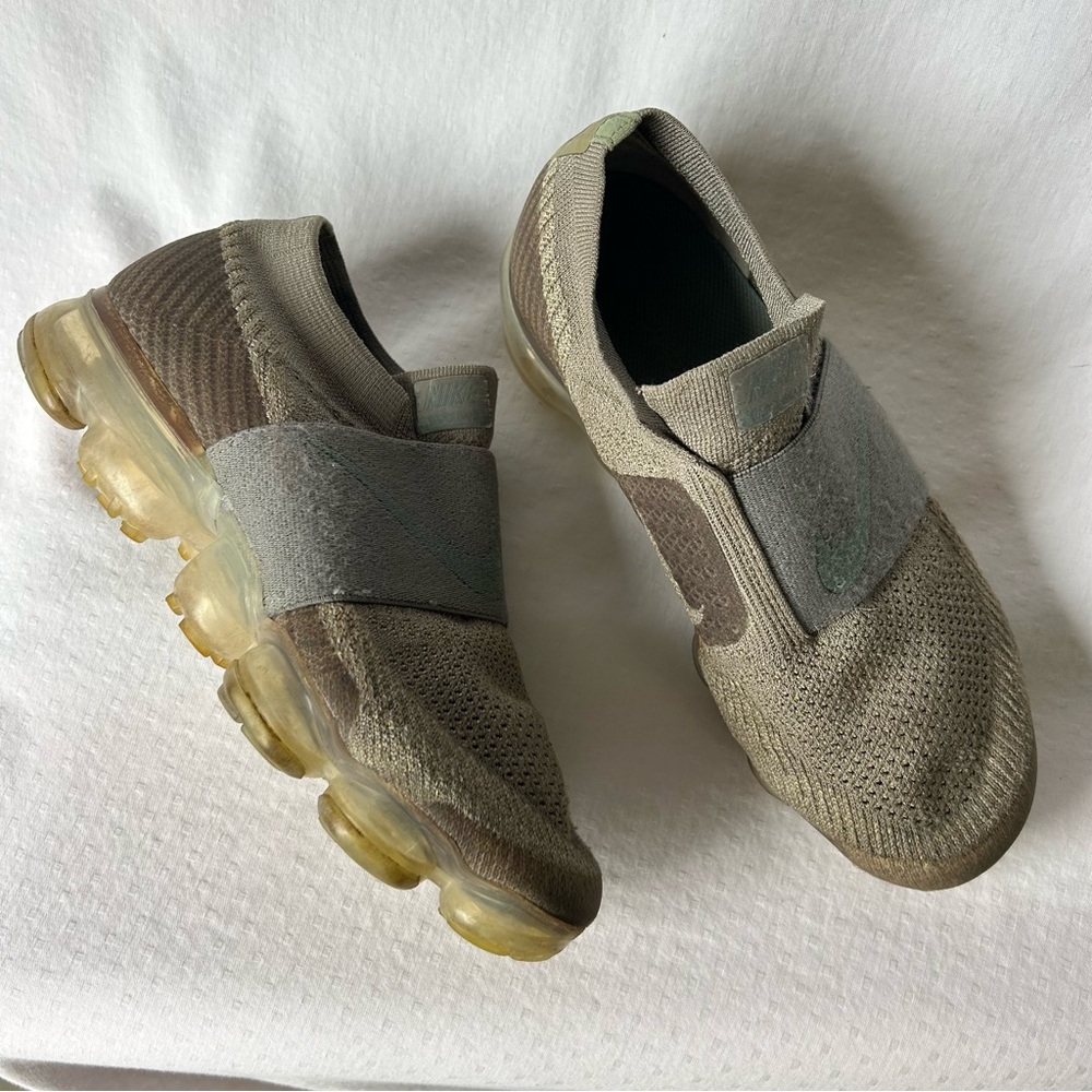 Nike AIR VAPORMAX MOC
Dark STUCCO/CLAY GREEN